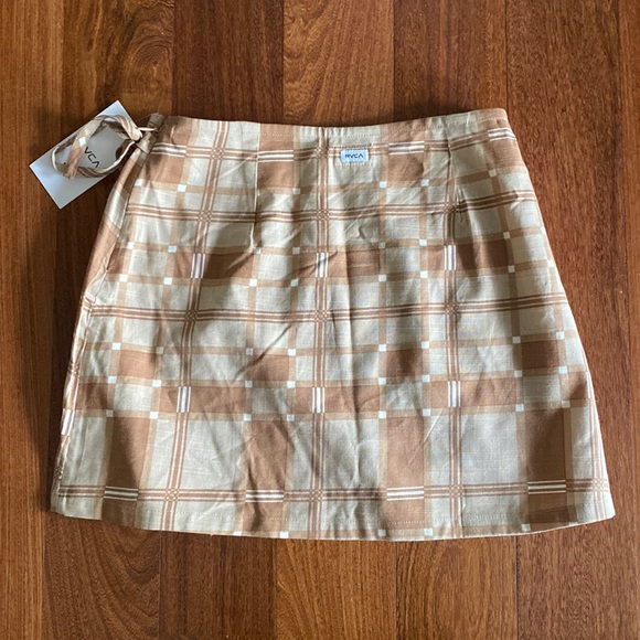 Never worn RVCA mini skirt in funky khaki pattern - Picture 2 of 2
